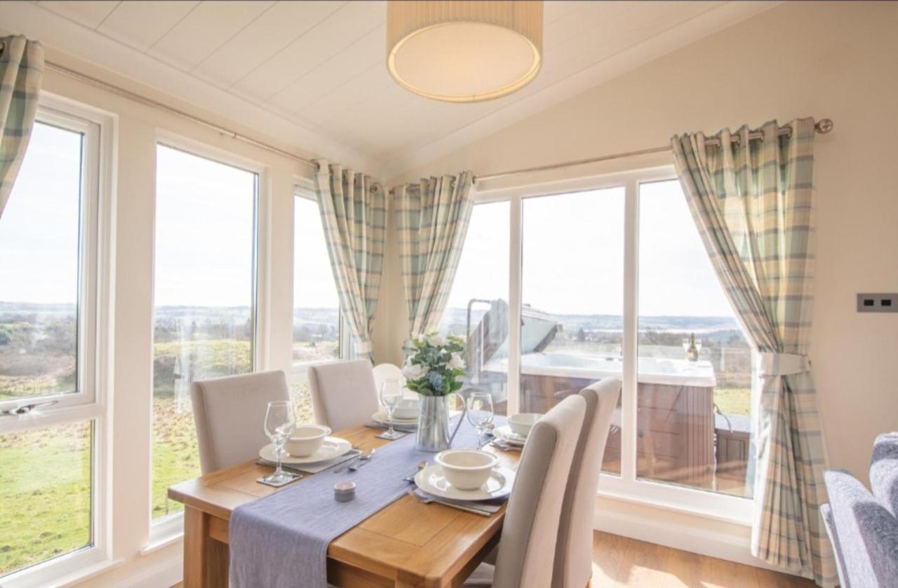 Luxury Family Beechwood Lodge With Hot Tub Lochwinnoch Eksteriør bilde