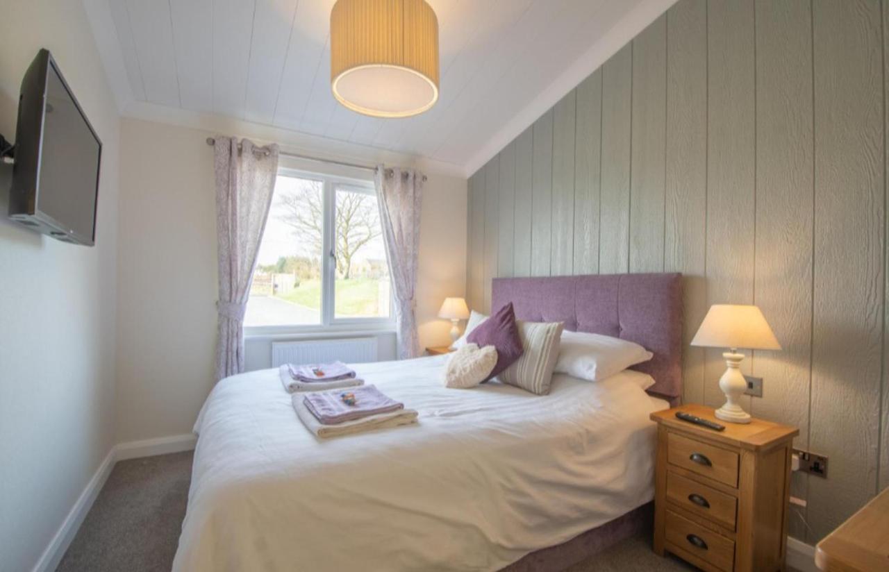 Luxury Family Beechwood Lodge With Hot Tub Lochwinnoch Eksteriør bilde