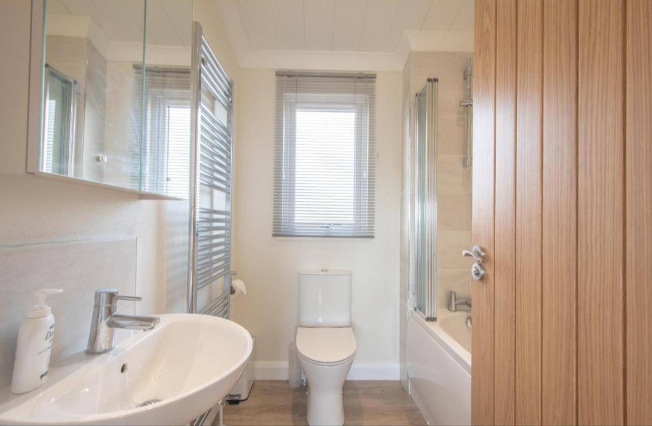 Luxury Family Beechwood Lodge With Hot Tub Lochwinnoch Eksteriør bilde
