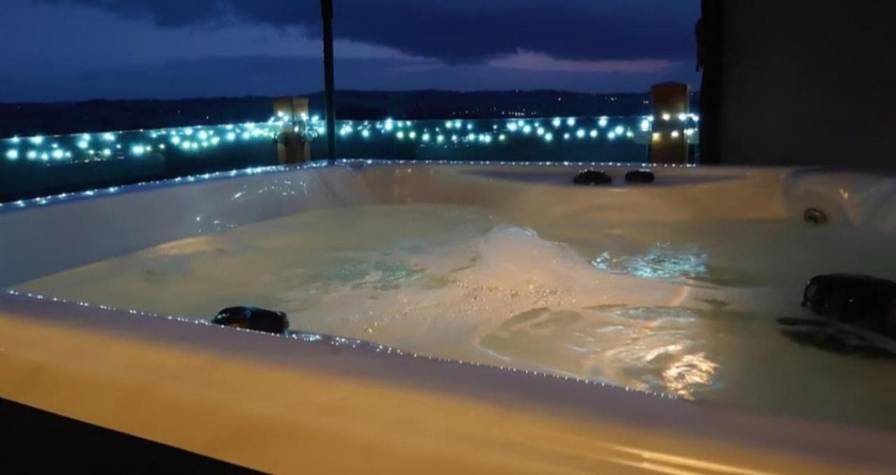 Luxury Family Beechwood Lodge With Hot Tub Lochwinnoch Eksteriør bilde